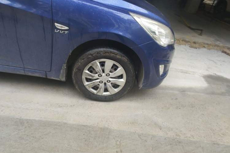 Used Hyundai Verna (older generation) 2010 Sedan 1.4L Automatic Comfort Model GS Right Front Wheel Hub
