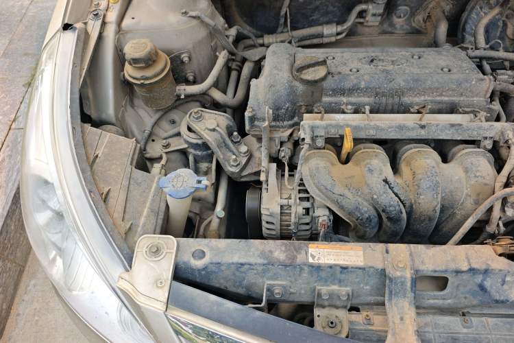 Used Hyundai Verna (older generation) 2010 Sedan 1.4L Automatic Comfort Model GS Engine Bay Right