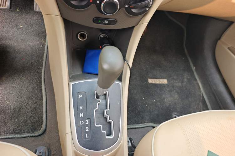 Used Hyundai Verna (older generation) 2010 Sedan 1.4L Automatic Comfort Model GS Gear Lever