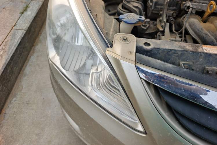 Used Hyundai Verna (older generation) 2010 Sedan 1.4L Automatic Comfort Model GS Right Front Headlight
