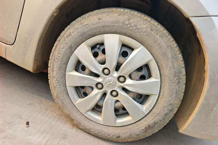 Used Hyundai Verna (older generation) 2010 Sedan 1.4L Automatic Comfort Model GS Right Front Wheel Hub