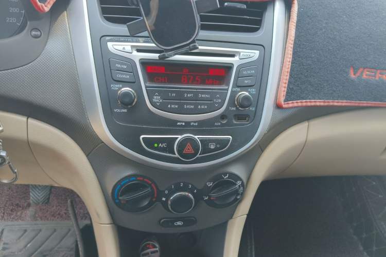 Used Hyundai Verna (older generation) 2010 Sedan 1.4L Manual Comfort GS Audio And AC Panel