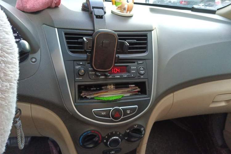 Used Hyundai Verna (older generation) 2010 Sedan 1.4L Automatic Fashionable GT Model Audio And AC Panel