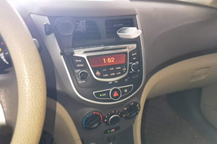 Used Hyundai Verna (older generation) 2010 Sedan 1.4L Manual Comfort GS Audio And AC Panel