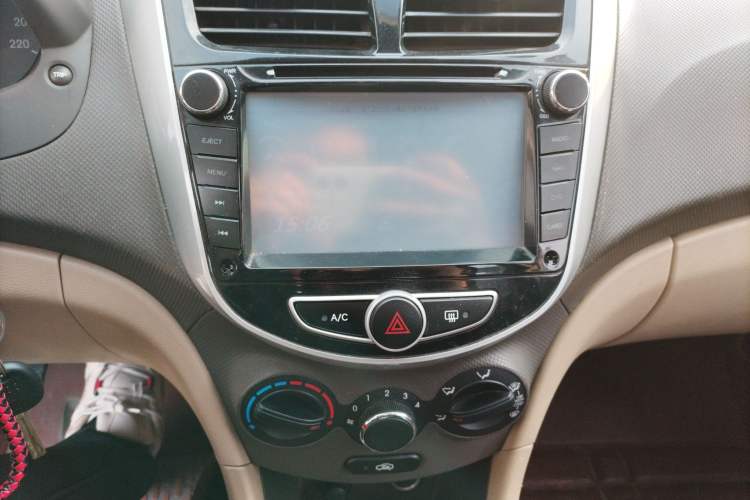 Used Hyundai Verna (older generation) 2010 Sedan 1.4L Manual Comfort GS Audio And AC Panel