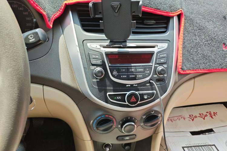 Used Hyundai Verna (older generation) 2010 Sedan 1.4L Manual Comfort GS Audio And AC Panel