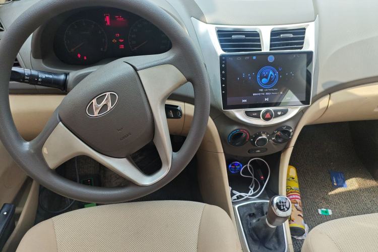 Used Hyundai Verna (older generation) 2010 Sedan 1.4L Manual Comfort GS Center Console