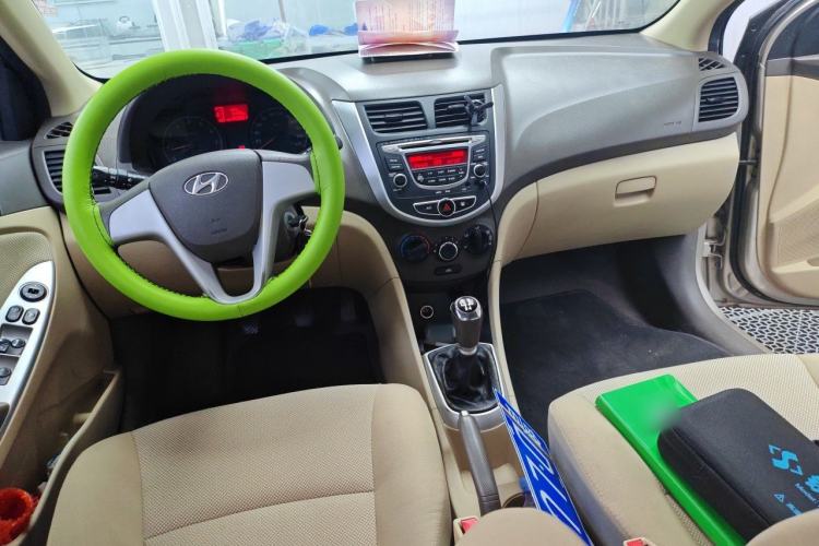 Used Hyundai Verna (older generation) 2010 Sedan 1.4L Manual Comfort GS Center Console