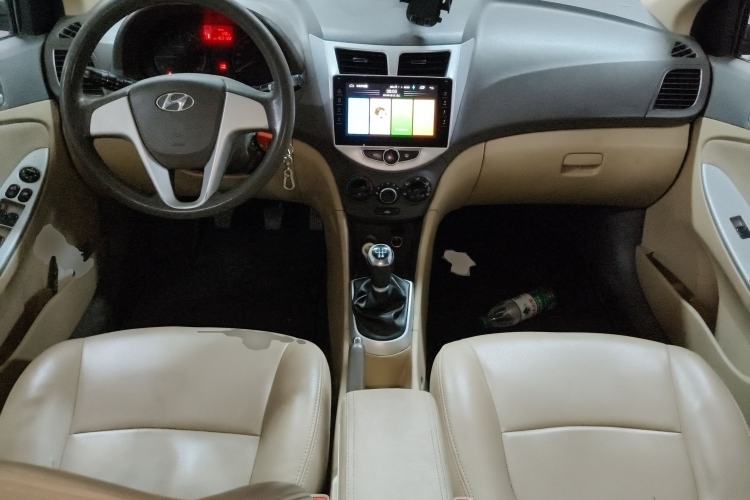 Used Hyundai Verna (older generation) 2010 Sedan 1.4L Manual Comfort GS Center Console