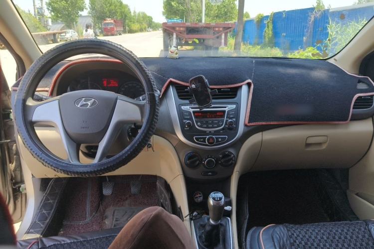 Used Hyundai Verna (older generation) 2010 Sedan 1.4L Manual Comfort GS Center Console