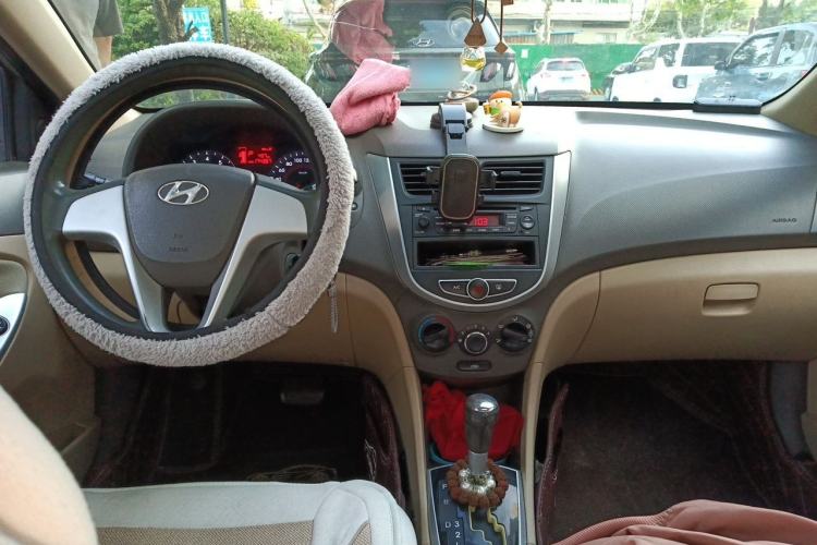 Used Hyundai Verna (older generation) 2010 Sedan 1.4L Automatic Fashionable GT Model Center Console