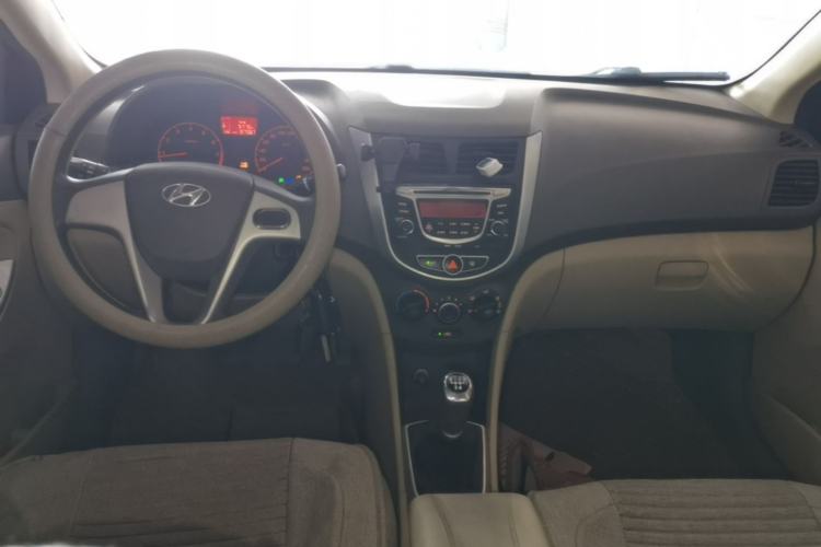 Used Hyundai Verna (older generation) 2010 Sedan 1.4L Manual Comfort GS Center Console