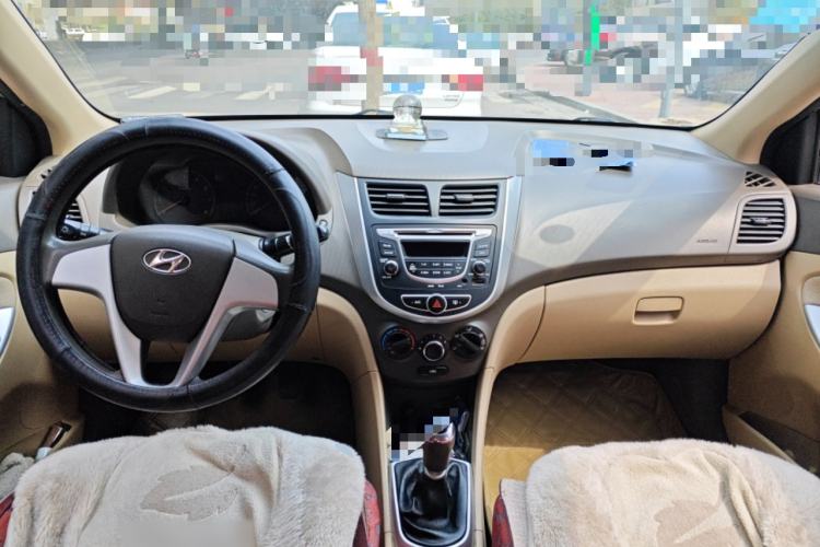 Used Hyundai Verna (older generation) 2010 Sedan 1.4L Manual Comfort GS Center Console