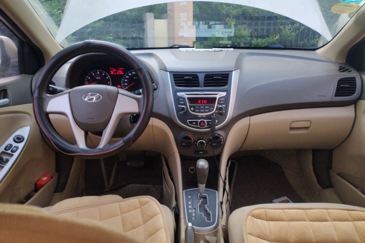 Used Hyundai Verna (older generation) 2010 Sedan 1.4L Automatic Fashionable GT Model Center Console