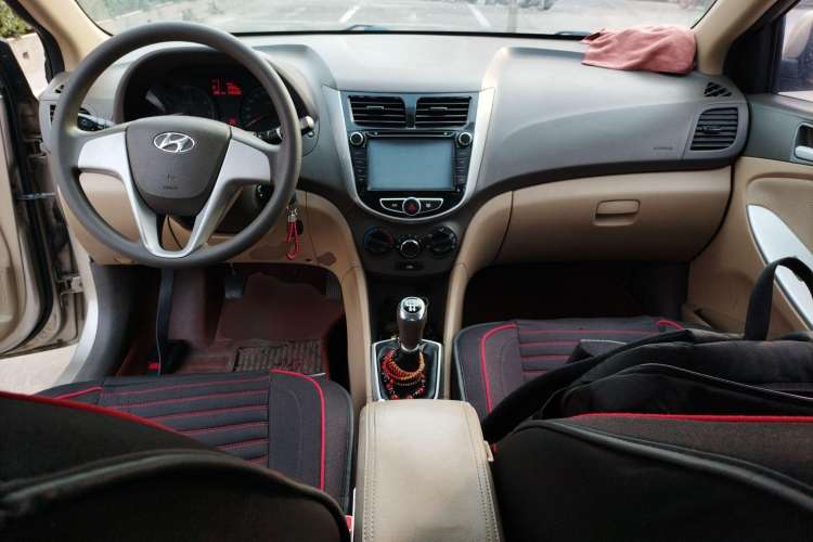 Used Hyundai Verna (older generation) 2010 Sedan 1.4L Manual Comfort GS Center Console