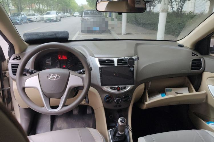 Used Hyundai Verna (older generation) 2010 Sedan 1.4L Manual Comfort GS Center Console