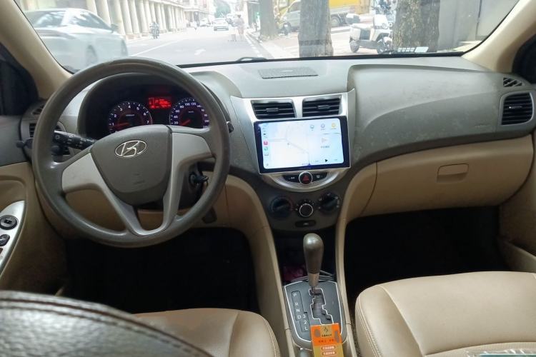 Used Hyundai Verna (older generation) 2010 Sedan 1.4L Automatic Fashionable GT Model Center Console