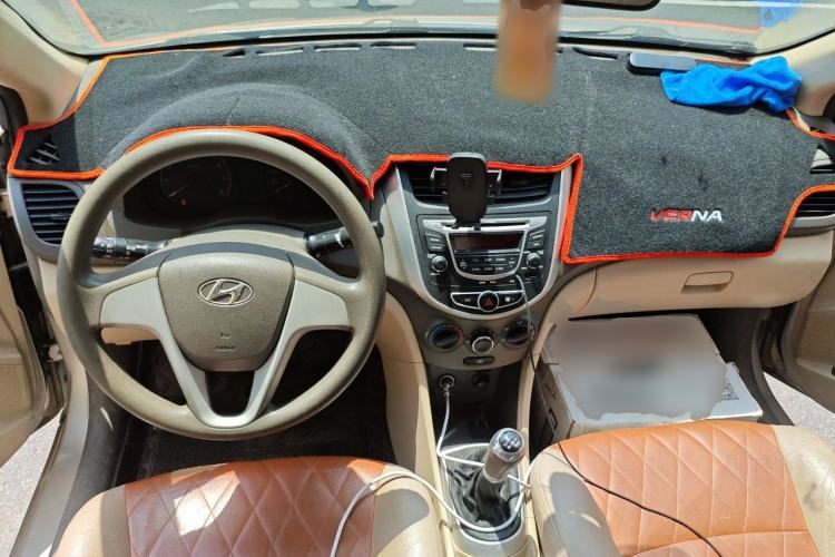 Used Hyundai Verna (older generation) 2010 Sedan 1.4L Manual Comfort GS Center Console