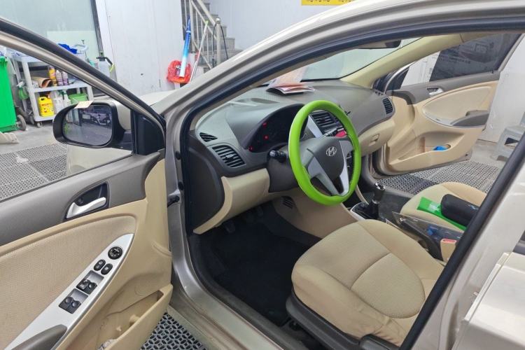 Used Hyundai Verna (older generation) 2010 Sedan 1.4L Manual Comfort GS Driver Seat