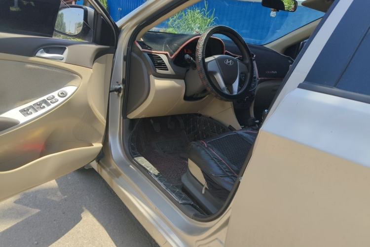 Used Hyundai Verna (older generation) 2010 Sedan 1.4L Manual Comfort GS Driver Seat