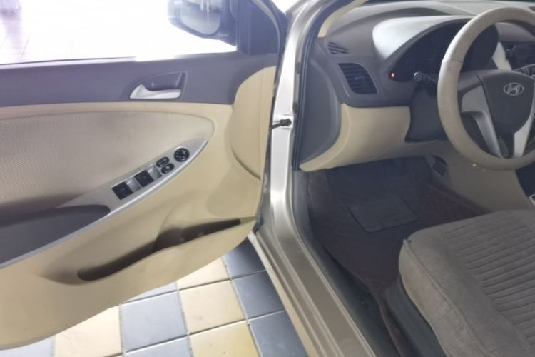 Used Hyundai Verna (older generation) 2010 Sedan 1.4L Manual Comfort GS Driver Seat