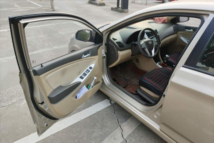 Used Hyundai Verna (older generation) 2010 Sedan 1.4L Manual Comfort GS Driver Seat