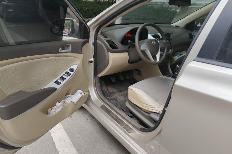 Used Hyundai Verna (older generation) 2010 Sedan 1.4L Manual Comfort GS Driver Seat