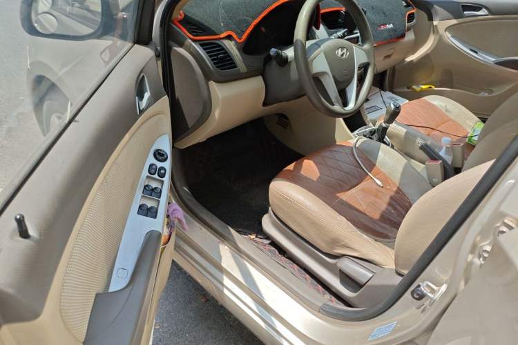 Used Hyundai Verna (older generation) 2010 Sedan 1.4L Manual Comfort GS Driver Seat