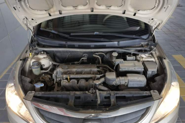 Used Hyundai Verna (older generation) 2010 Sedan 1.4L Manual Comfort GS Engine Bay