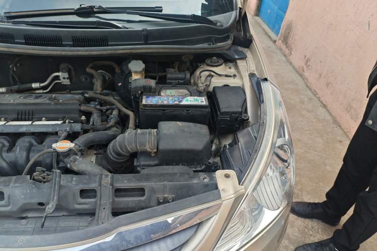 Used Hyundai Verna (older generation) 2010 Sedan 1.4L Manual Comfort GS Engine Bay Left