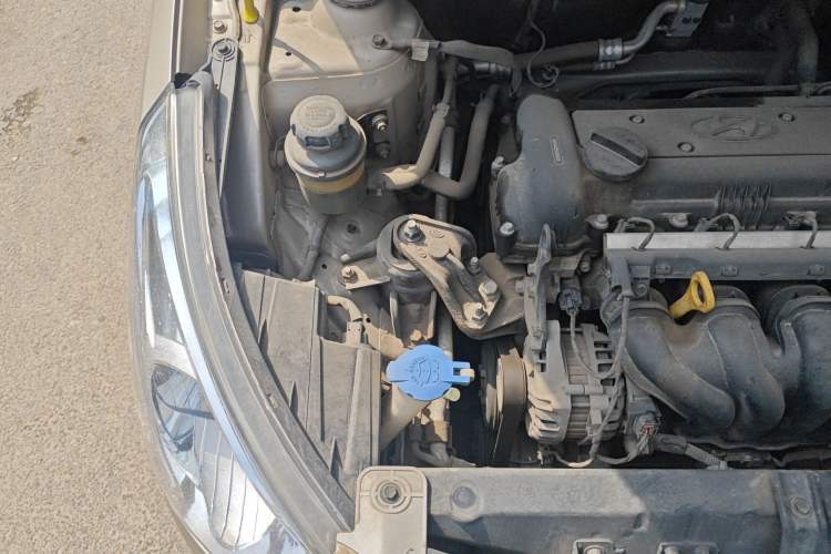 Used Hyundai Verna (older generation) 2010 Sedan 1.4L Manual Comfort GS Engine Bay Right