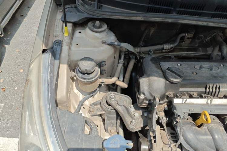 Used Hyundai Verna (older generation) 2010 Sedan 1.4L Manual Comfort GS Engine Bay Right