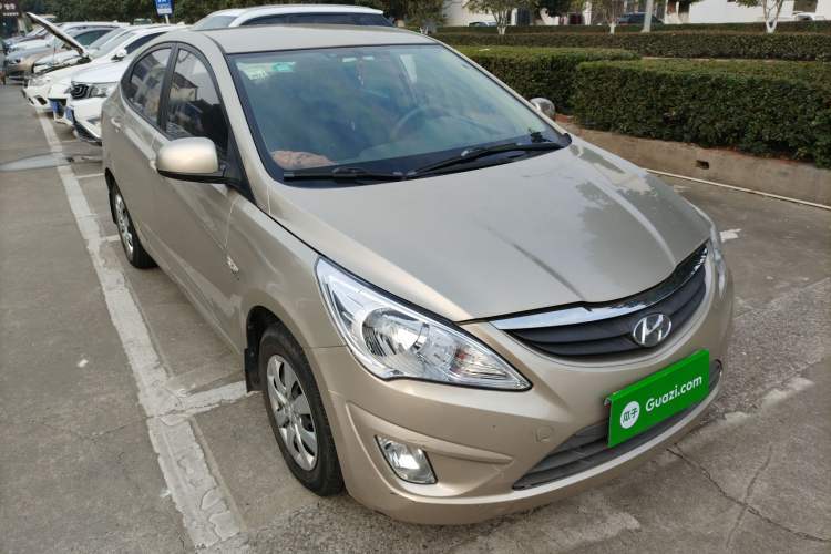 Used Hyundai Verna (older generation) 2010 Sedan 1.4L Manual Comfort GS Front Right 45 Deg
