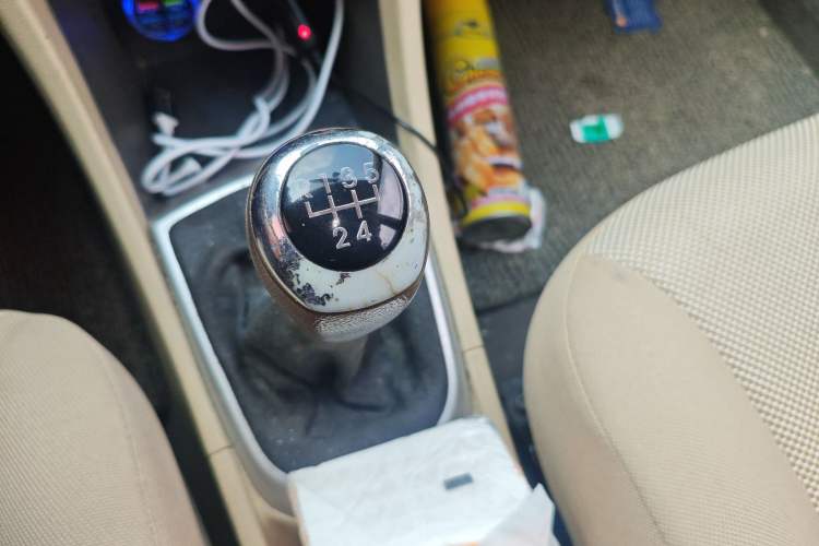 Used Hyundai Verna (older generation) 2010 Sedan 1.4L Manual Comfort GS Gear Lever