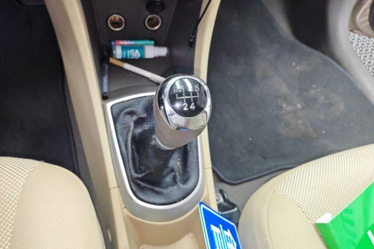 Used Hyundai Verna (older generation) 2010 Sedan 1.4L Manual Comfort GS Gear Lever