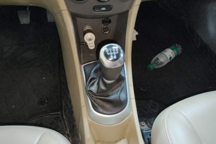 Used Hyundai Verna (older generation) 2010 Sedan 1.4L Manual Comfort GS Gear Lever