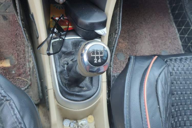 Used Hyundai Verna (older generation) 2010 Sedan 1.4L Manual Comfort GS Gear Lever