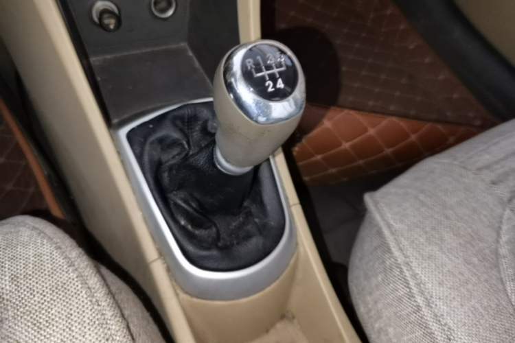 Used Hyundai Verna (older generation) 2010 Sedan 1.4L Manual Comfort GS Gear Lever