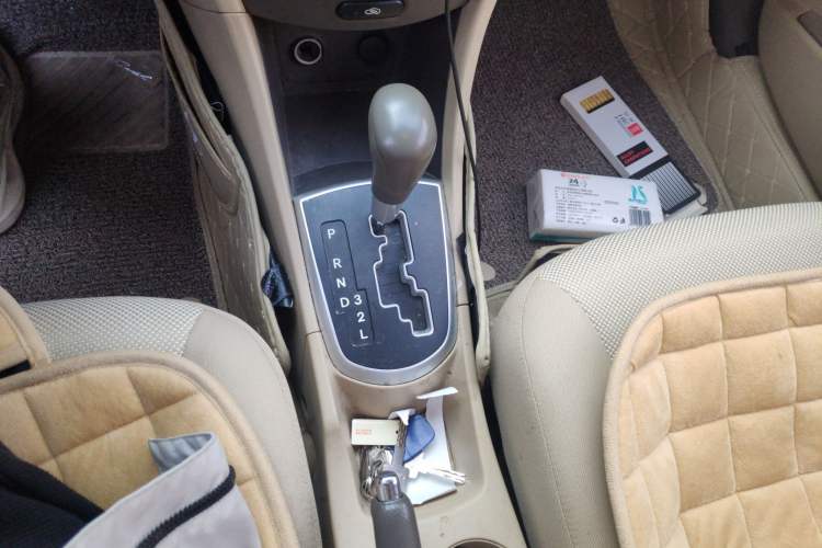 Used Hyundai Verna (older generation) 2010 Sedan 1.4L Automatic Fashionable GT Model Gear Lever