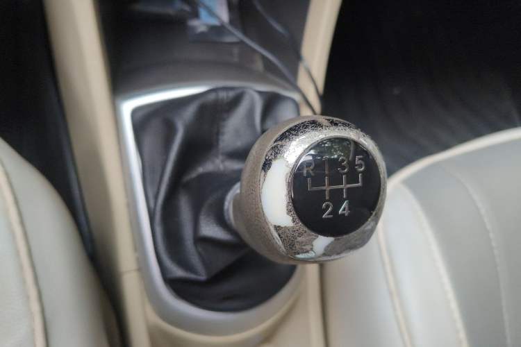 Used Hyundai Verna (older generation) 2010 Sedan 1.4L Manual Comfort GS Gear Lever