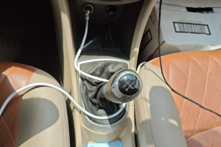 Used Hyundai Verna (older generation) 2010 Sedan 1.4L Manual Comfort GS Gear Lever