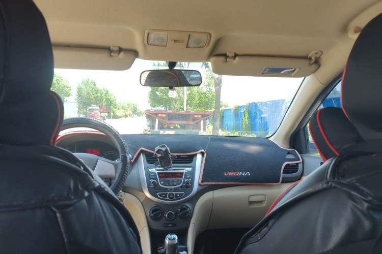 Used Hyundai Verna (older generation) 2010 Sedan 1.4L Manual Comfort GS Headliner