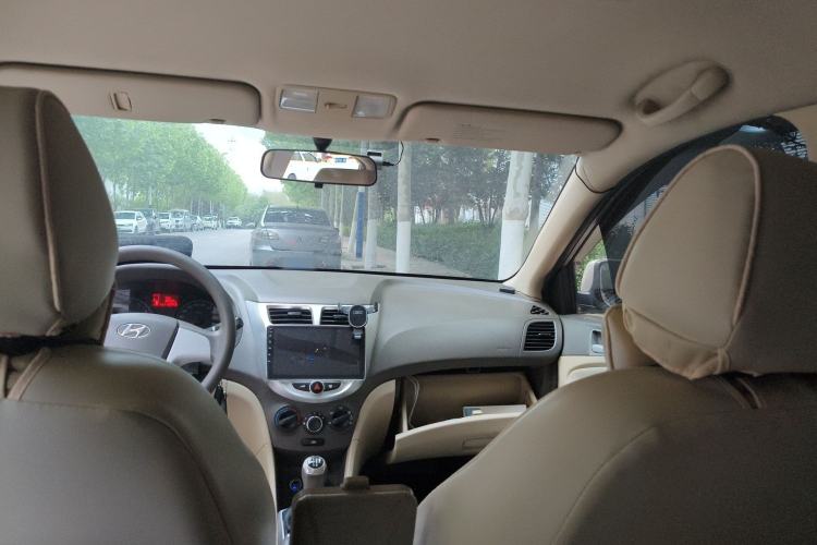 Used Hyundai Verna (older generation) 2010 Sedan 1.4L Manual Comfort GS Headliner