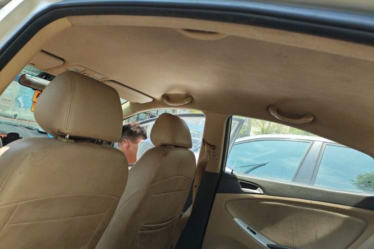 Used Hyundai Verna (older generation) 2010 Sedan 1.4L Manual Comfort GS Headliner