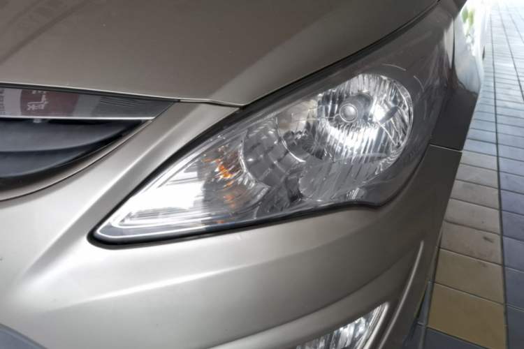 Used Hyundai Verna (older generation) 2010 Sedan 1.4L Manual Comfort GS Left Front Headlight