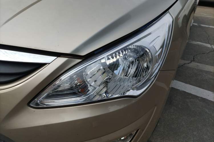 Used Hyundai Verna (older generation) 2010 Sedan 1.4L Manual Comfort GS Left Front Headlight