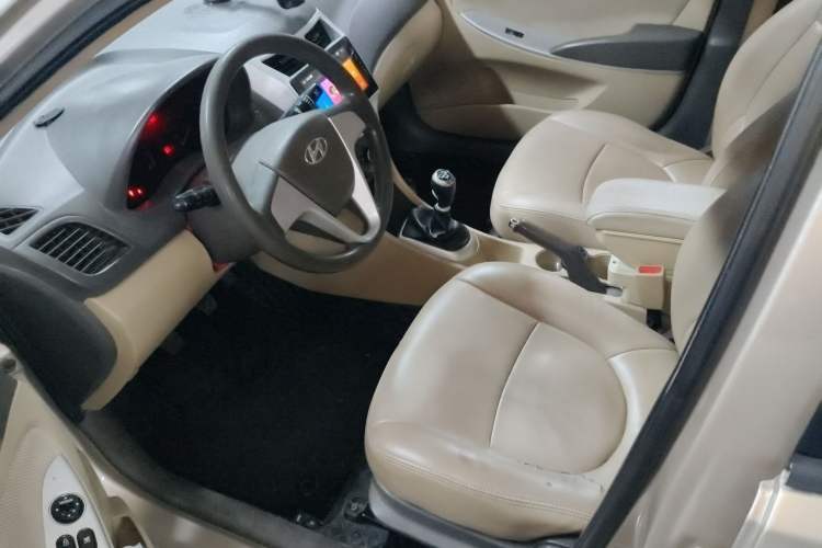 Used Hyundai Verna (older generation) 2010 Sedan 1.4L Manual Comfort GS Left Front Seat