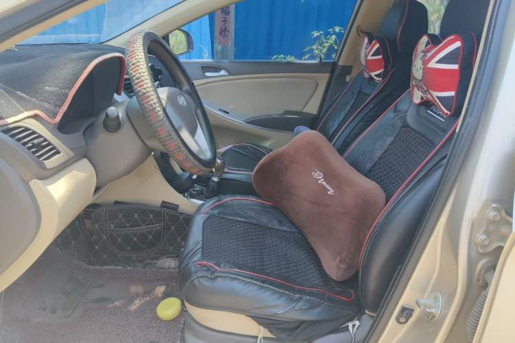 Used Hyundai Verna (older generation) 2010 Sedan 1.4L Manual Comfort GS Left Front Seat
