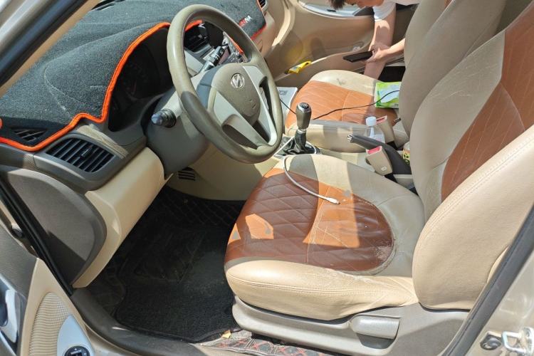 Used Hyundai Verna (older generation) 2010 Sedan 1.4L Manual Comfort GS Left Front Seat