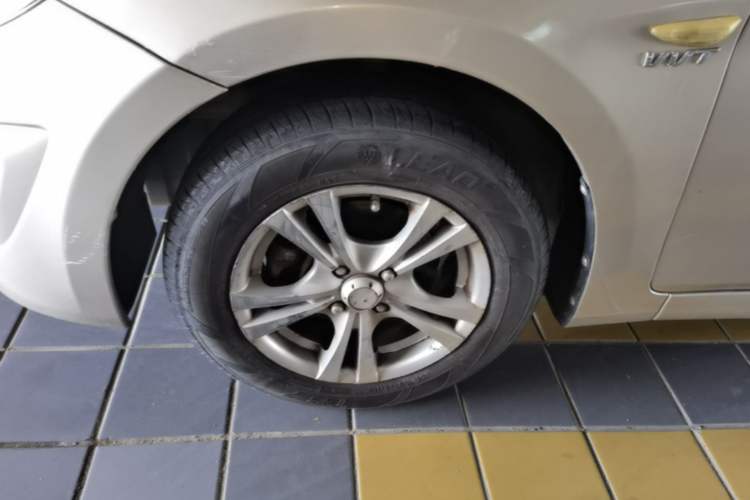 Used Hyundai Verna (older generation) 2010 Sedan 1.4L Manual Comfort GS Left Front Wheel Hub